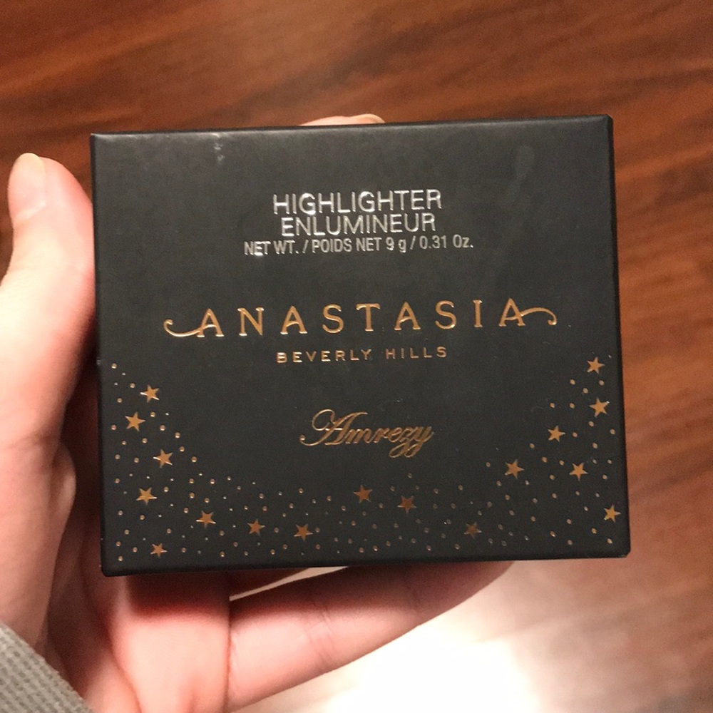 Amrezy Anastasia highlighter